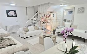 Comodo espacio semi subterranean en casa con mascotas, propio baño y patio y entrada